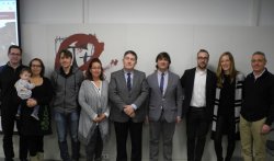 El rector Josep Anton Ferré, con los emprendedores de la iniciativa, han constituido la firma. Han estado presentes la directora del CTTi de la FURV, el vicerector de Transferència e Innovación y el técnico d’enlace del CTTi.