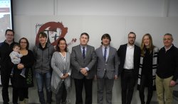 El rector Josep Anton Ferré, amb els emprenedors de la iniciativa, han constituït la firma. Hi han estat presents la directora del CTTi de la FURV, el vicerector de Transferència i Innovació i el tècnic d’enllaç del CTTi.